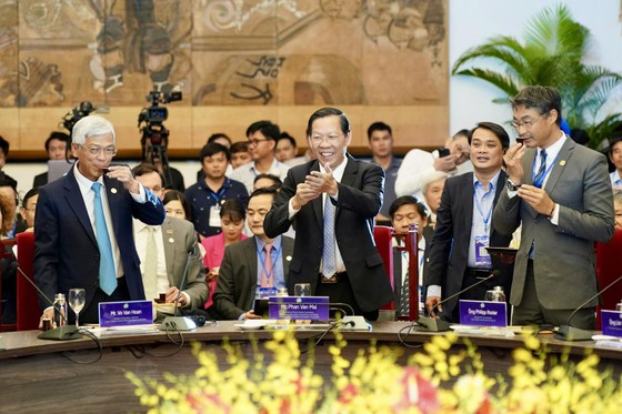 Lãnh đạo TP.HCM mời trà Việt, mở đầu buổi gặp gỡ - Ảnh: Hoàng Hùng