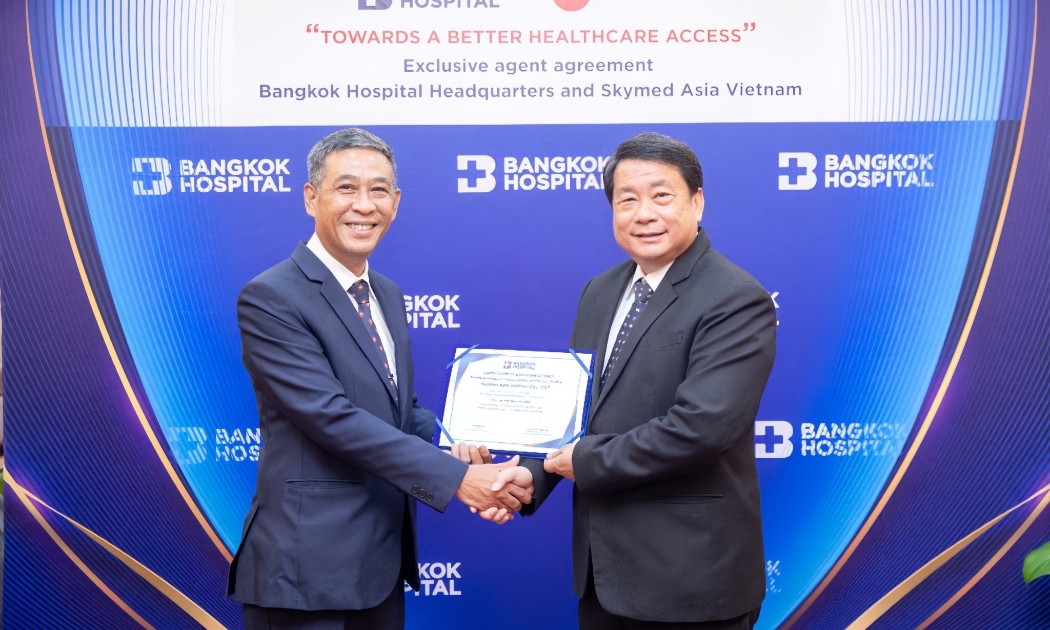 Đại diện Skymed Việt Nam - Ông Suphachai Watcharakate (CEO, bên trái) và đại diện Bệnh viện Bangkok - Bác sĩ Dhun Damrongsak (Deputy CEO,bên phải).