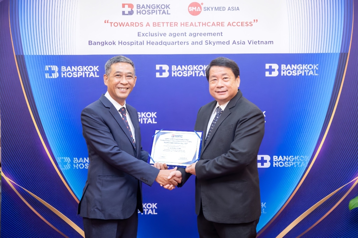 Đại diện Skymed Việt Nam -  Ông Suphachai Watcharakate (CEO, bên trái) và đại diện Bệnh viện Bangkok - Bác sĩ Dhun Damrongsak (Deputy CEO,bên phải).