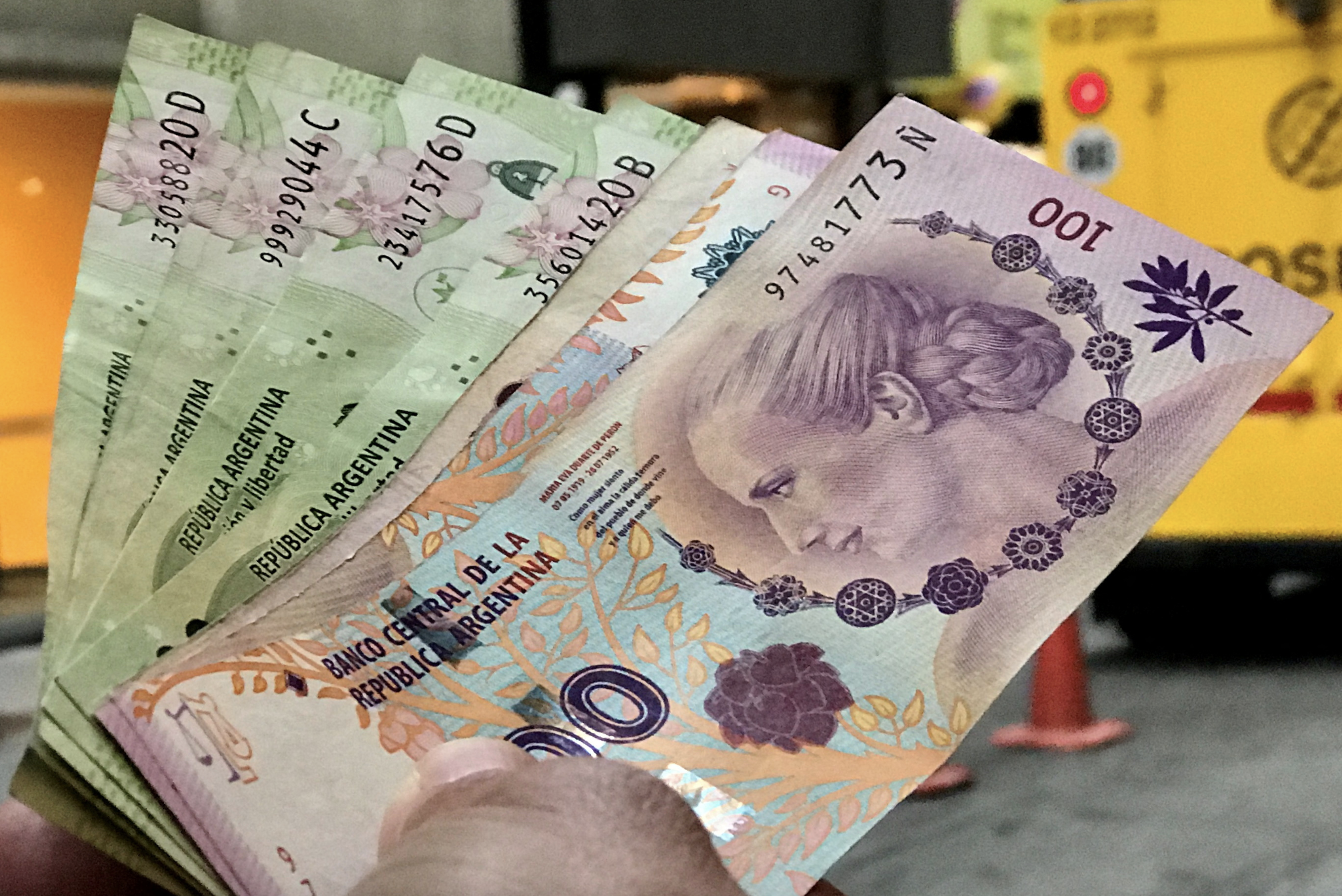 Đồng peso của Argentina đang mất giá chóng mặt - Ảnh: Reuters.