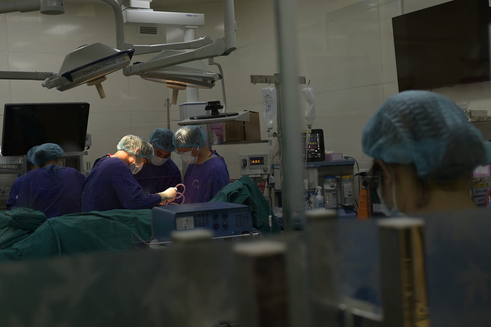 Nạn nhân vụ cháy đang được các y bác sỹ tập trung cứu chữa. Ảnh - Tuấn Dũng.