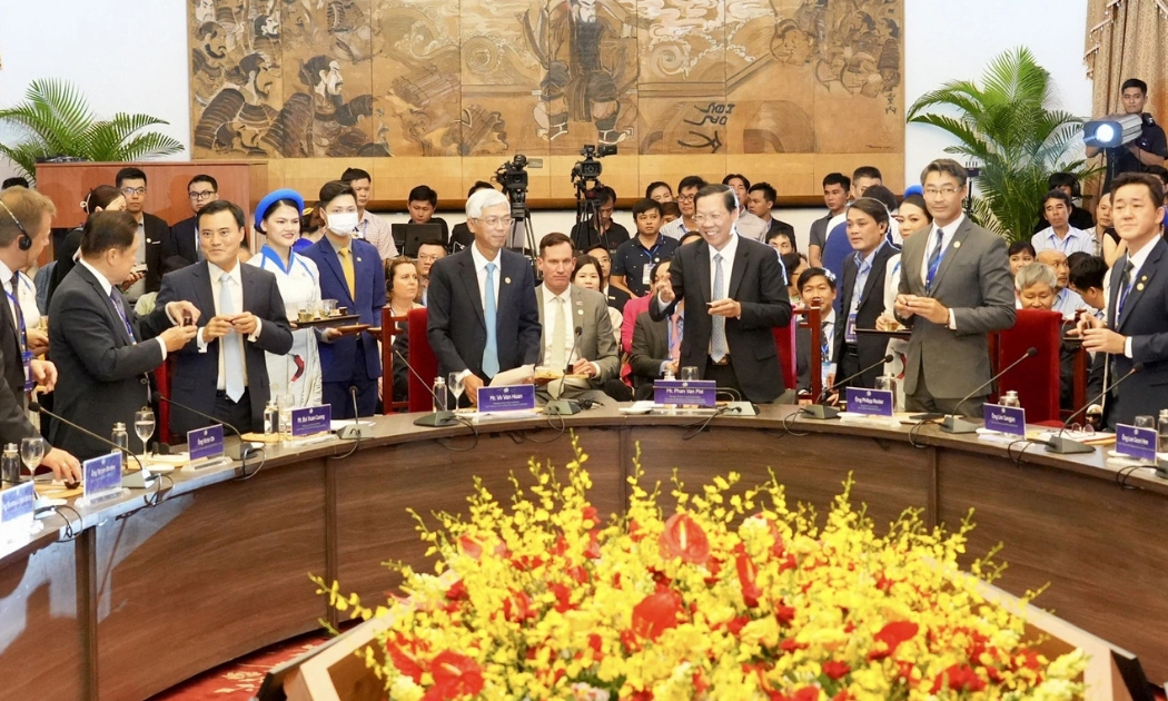 Lãnh đạo TP.HCM gặp gỡ lãnh đạo các tập đoàn tại CEO 100 Tea Connect -  Ảnh: Hữu Hạnh