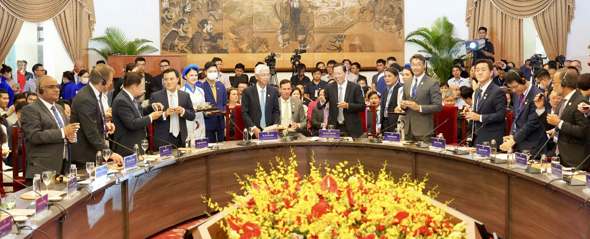 Lãnh đạo TP.HCM gặp gỡ lãnh đạo các tập đoàn tại CEO 100 Tea Connect -  Ảnh: Hữu Hạnh