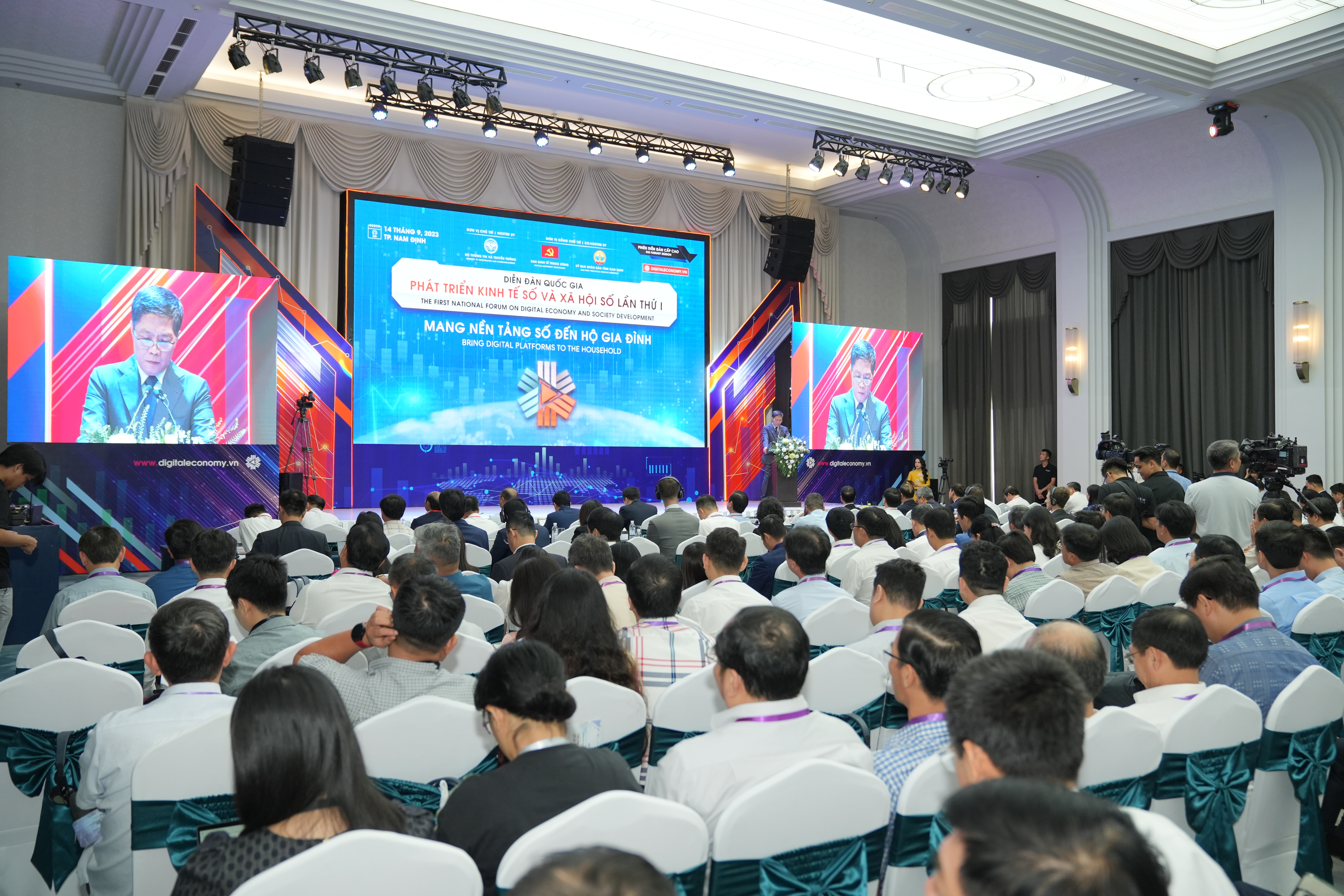 Head of the Central Economic Commission Tran Tuan Anh addressing the Forum. 