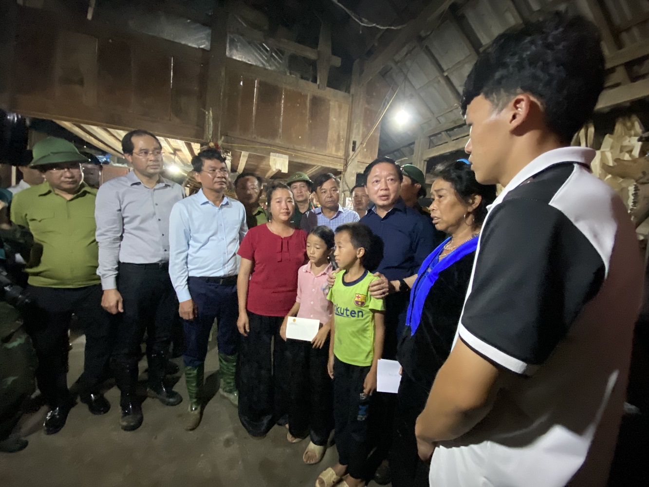 Phó Thủ tướng Trần Hồng Hà thăm hỏi các gia đình gặp nạn tại Lào Cai.