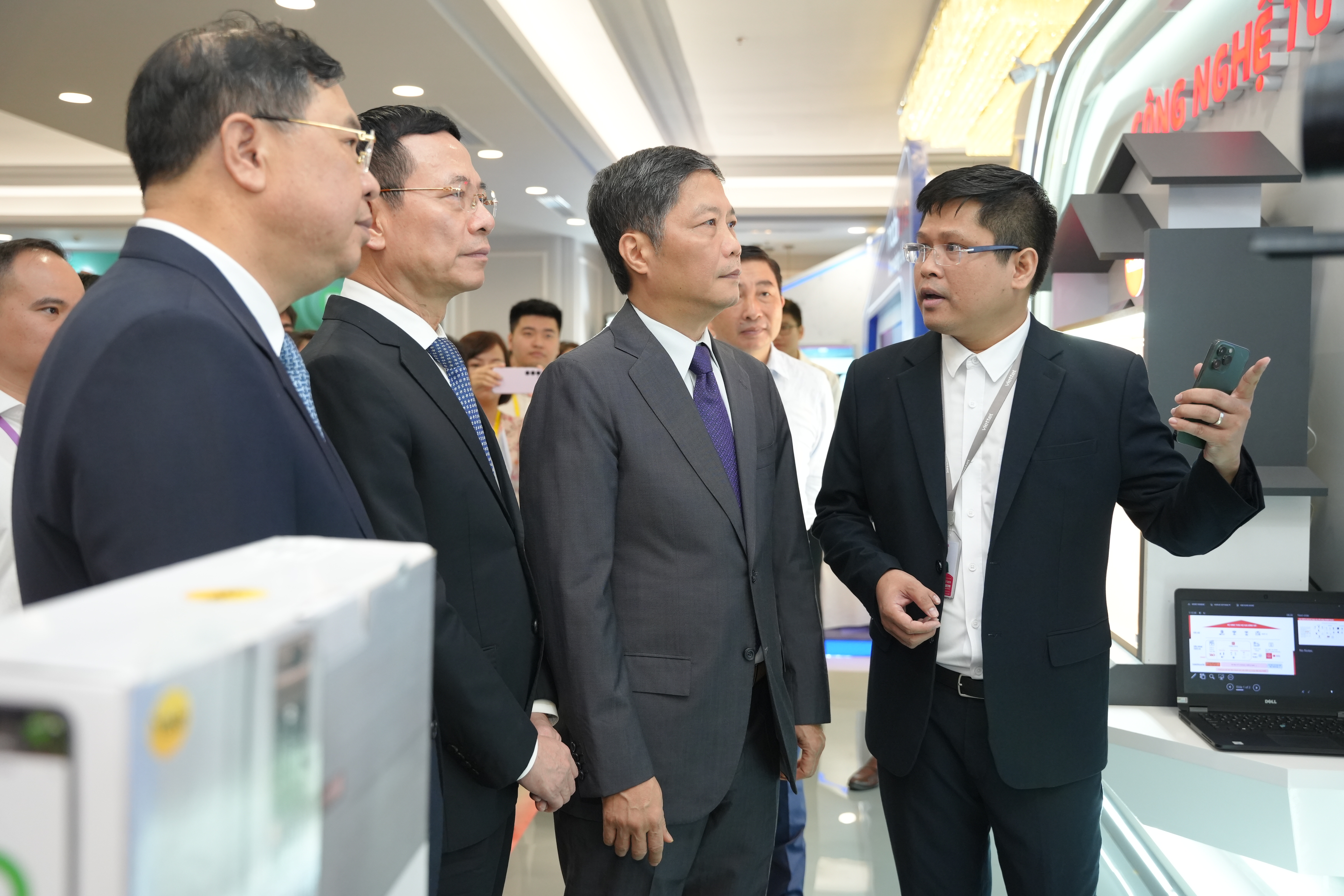 Trưởng ban Kinh tế Trung ương Trần Tuấn Anh và Bộ trưởng Bộ Thông tin và Truyền thông Nguyễn Mạnh Hùng tham các gian trưng bày của các doanh nghiệp công nghệ số Việt Nam.
