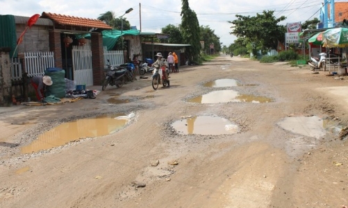 Sau 5 tháng thông xe cao tốc ở Bình Thuận, đường dân sinh vẫn ngổn ngang