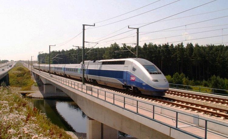 Khu vực phía Nam thành phố sẽ phát triển đô thị vệ tinh Phú Xuyên và hình thành cảng hàng không thứ hai, do đó, thích hợp bố trí 1 ga để đáp ứng nhu cầu đi lại của nhân dân.