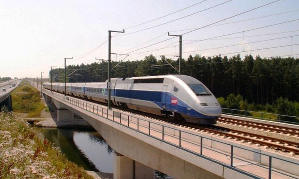 Khu vực phía Nam thành phố sẽ phát triển đô thị vệ tinh Phú Xuyên và hình thành cảng hàng không thứ hai, do đó, thích hợp bố trí 1 ga để đáp ứng nhu cầu đi lại của nhân dân.