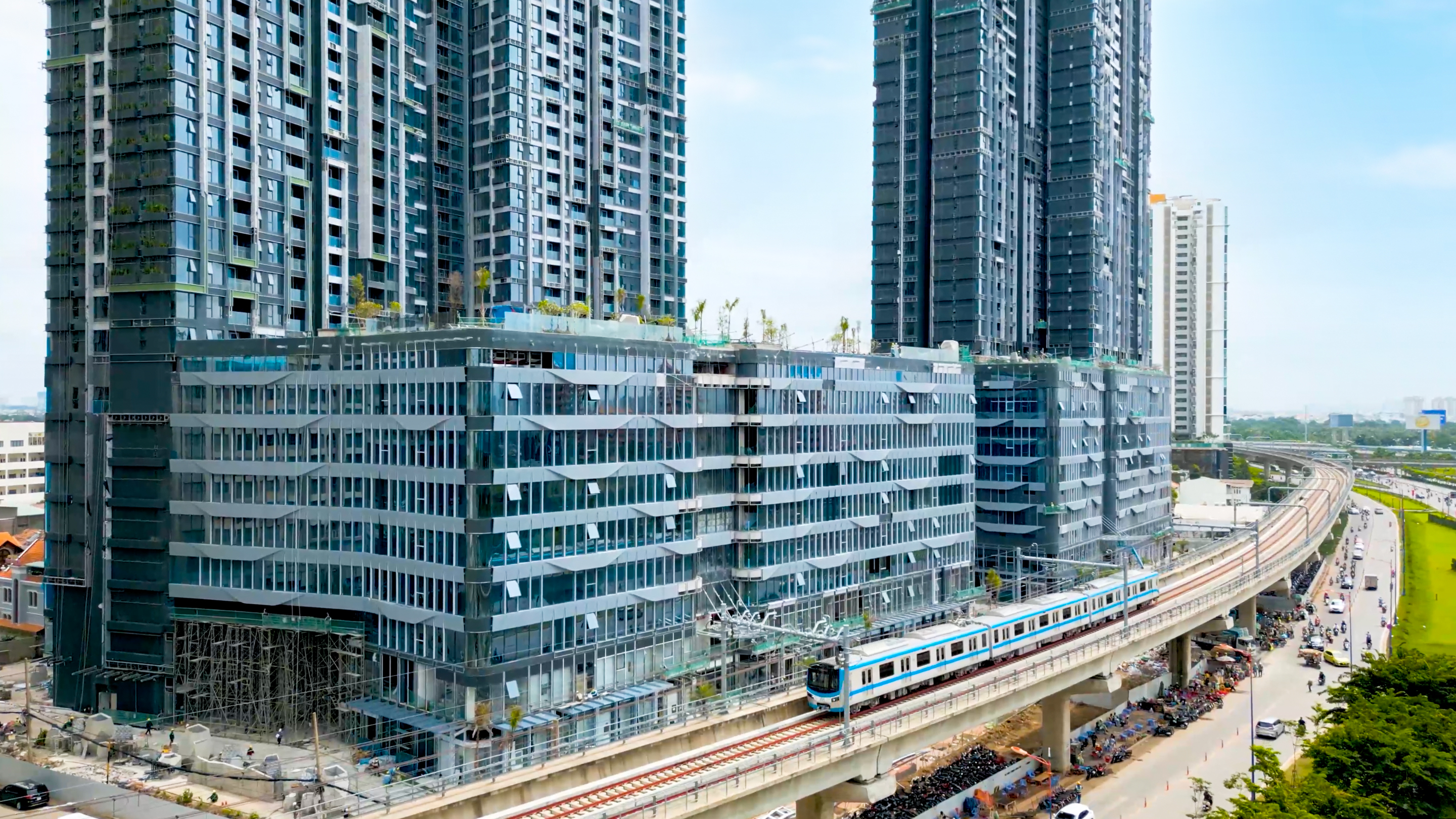 Trong bối cảnh tuyến metro số 1 hoạt động chính thức trong vài tháng tới, mặt bằng thương mại trên trục đường Song Hành (nơi tuyến metro đi qua) đang thu hút sự quan tâm lớn từ nhà đầu tư. Ảnh: LUMIÈRE riverside.