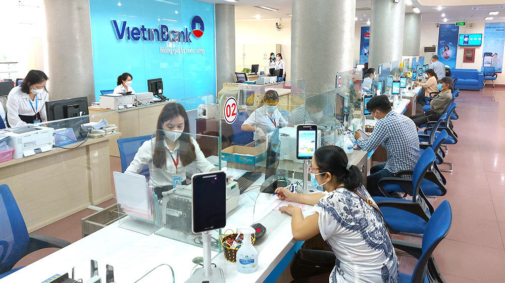 Khách hàng giao dịch tại VietinBank An Giang.