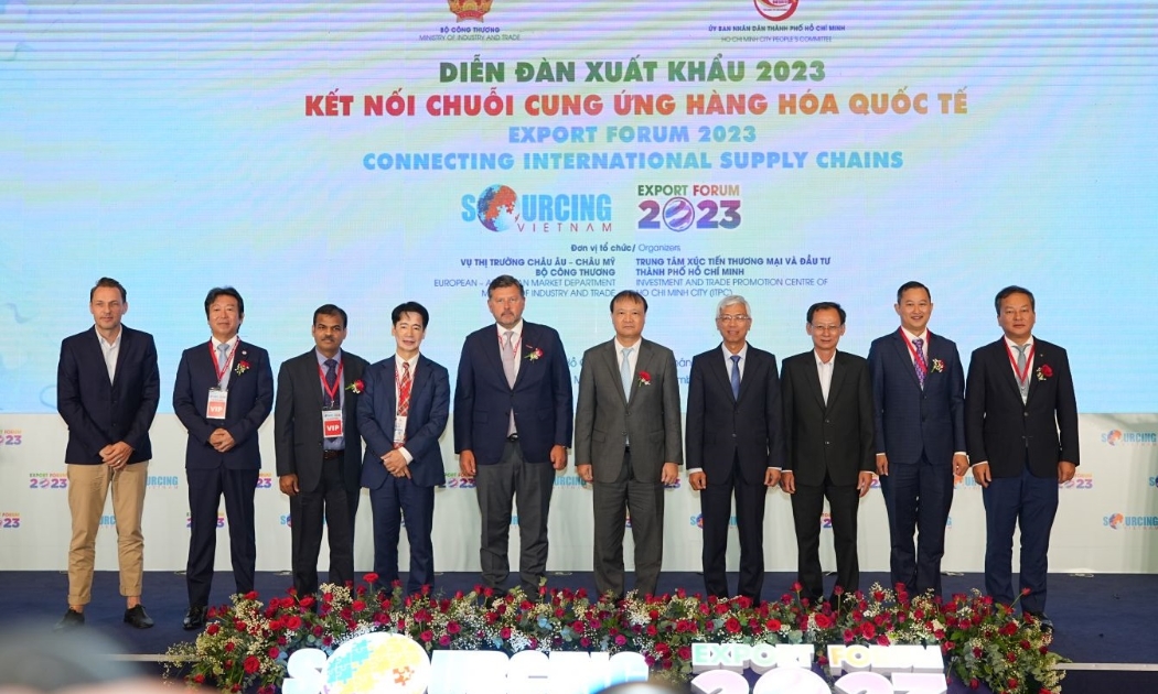 Ban Tổ chức và đại diện các tập đoàn cùng khai mạc Diễn đàn xuất khẩu 2023 với chủ đề 