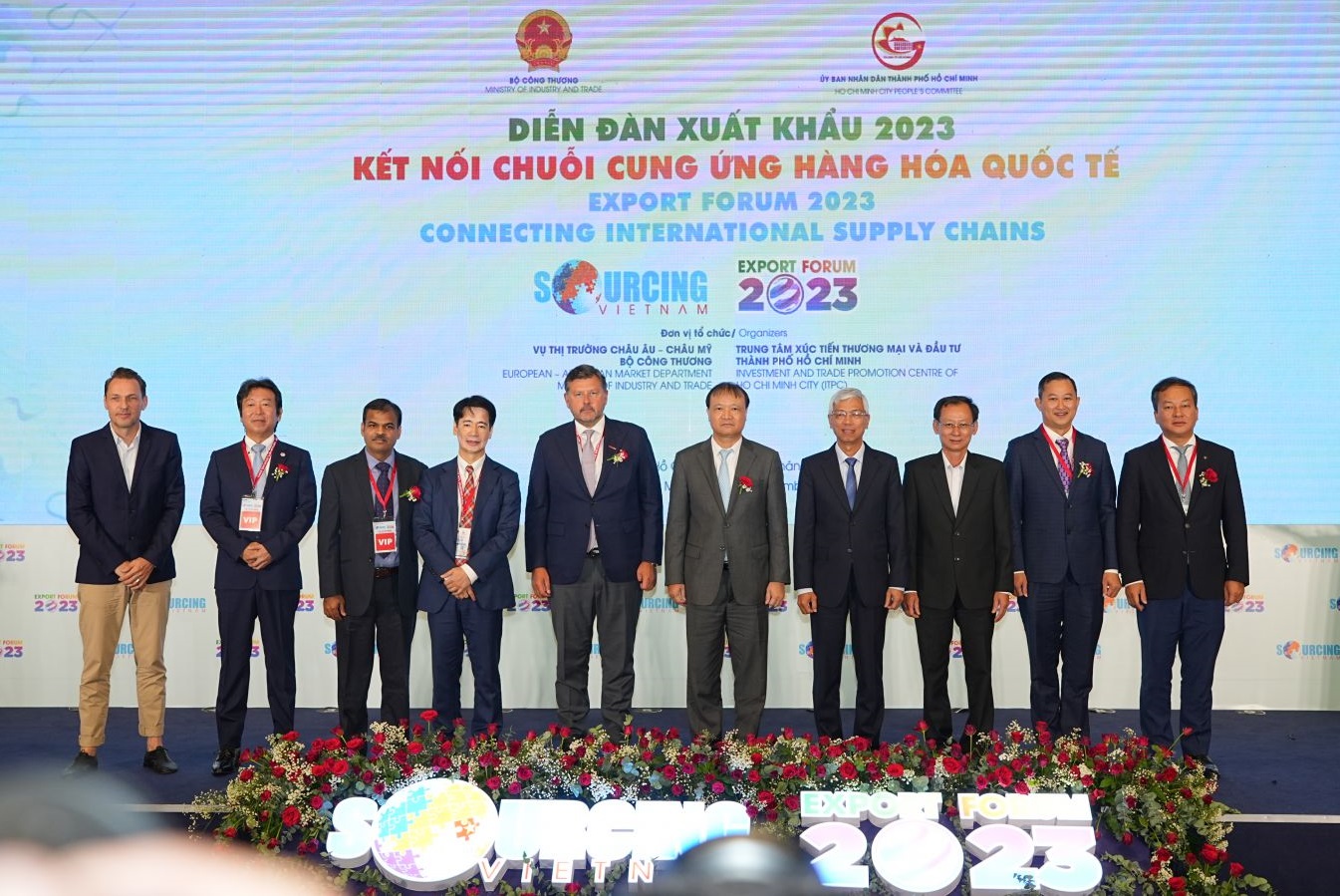 Ban Tổ chức và đại diện các tập đoàn cùng khai mạc Diễn đàn xuất khẩu 2023 với chủ đề "Kết nối chuỗi cung ứng hàng hóa quốc tế"