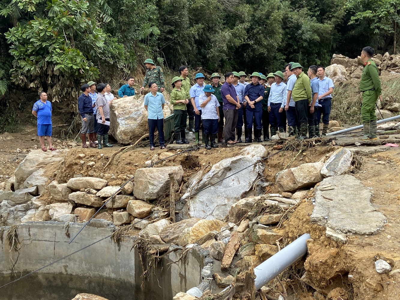 Phó Thủ tướng Trần Hồng Hà đến thị sát tại hiện trường tại xã Liên Minh, thị xã Sapa, tỉnh Lào Cai.