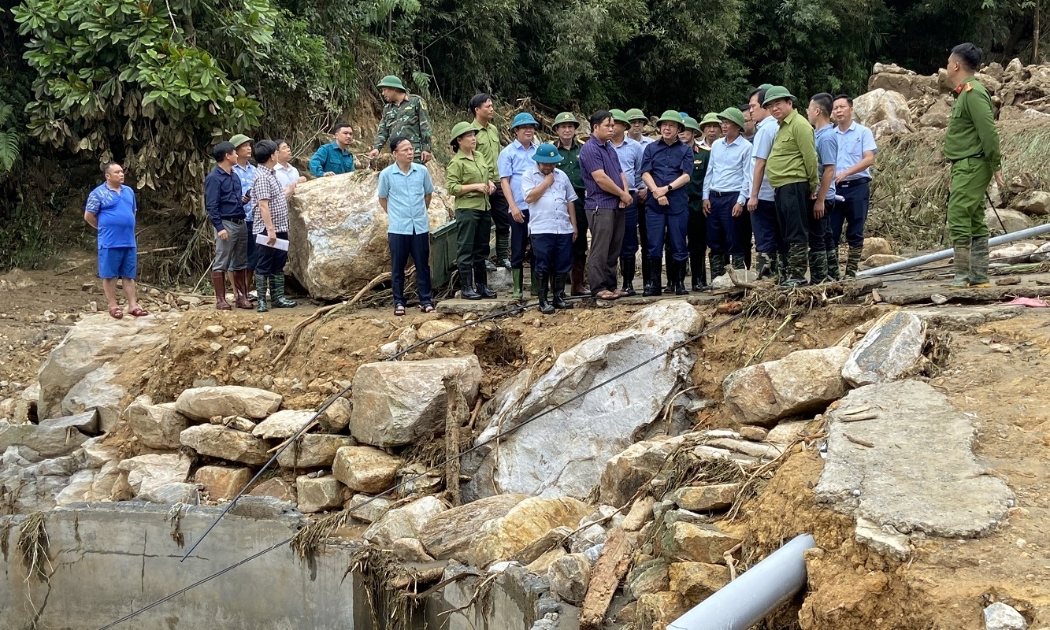 Phó Thủ tướng Trần Hồng Hà đến thị sát tại hiện trường tại xã Liên Minh, thị xã Sapa, tỉnh Lào Cai.