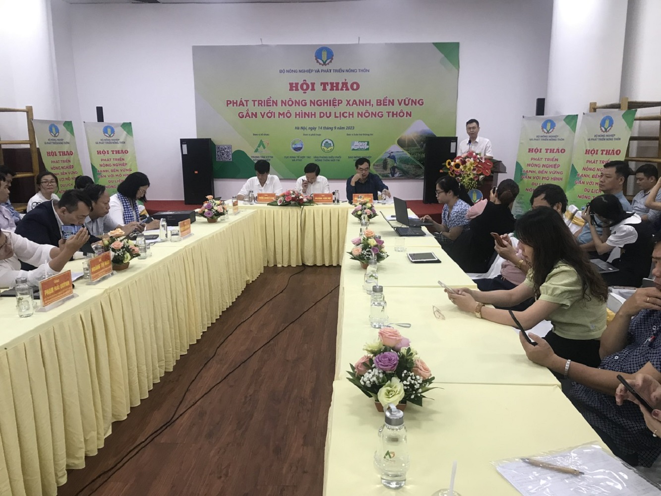 Hội thảo “Phát triển nông nghiệp xanh, bền vững gắn với mô hình du lịch nông thôn”.
