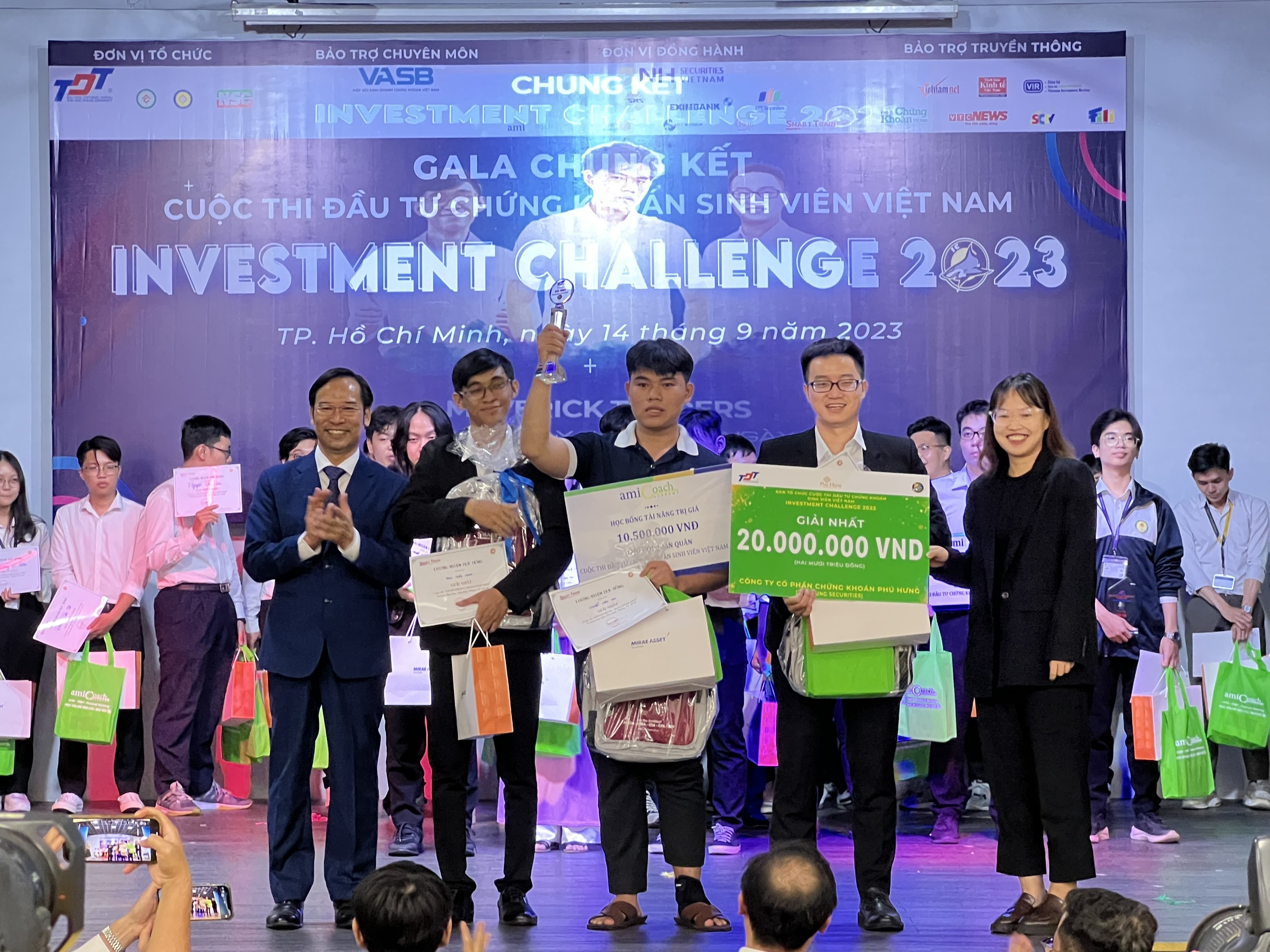 Các thành viên đội Maverick Traders nhận giải thưởng trong đêm chung kết cuộc thi
