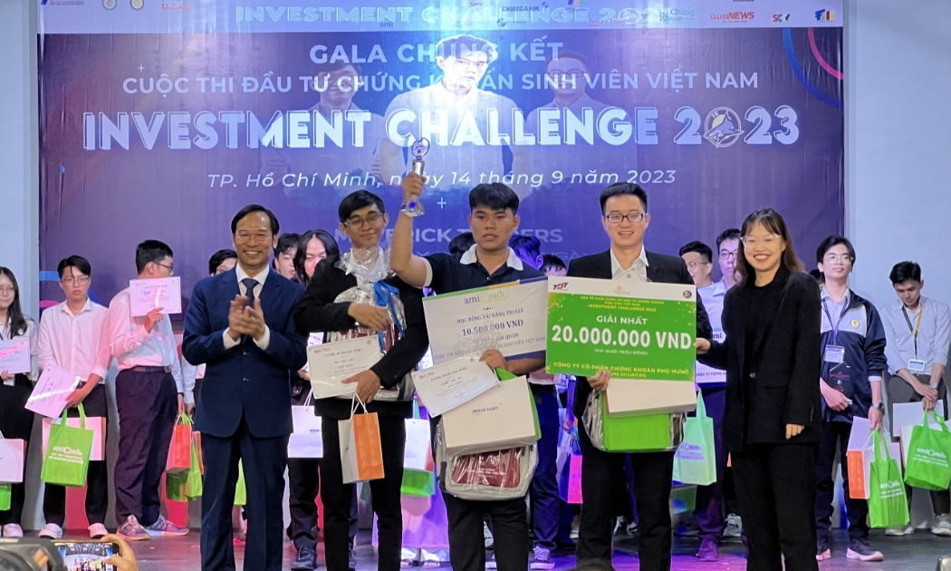 Các thành viên đội Maverick Traders nhận giải thưởng trong đêm chung kết cuộc thi
