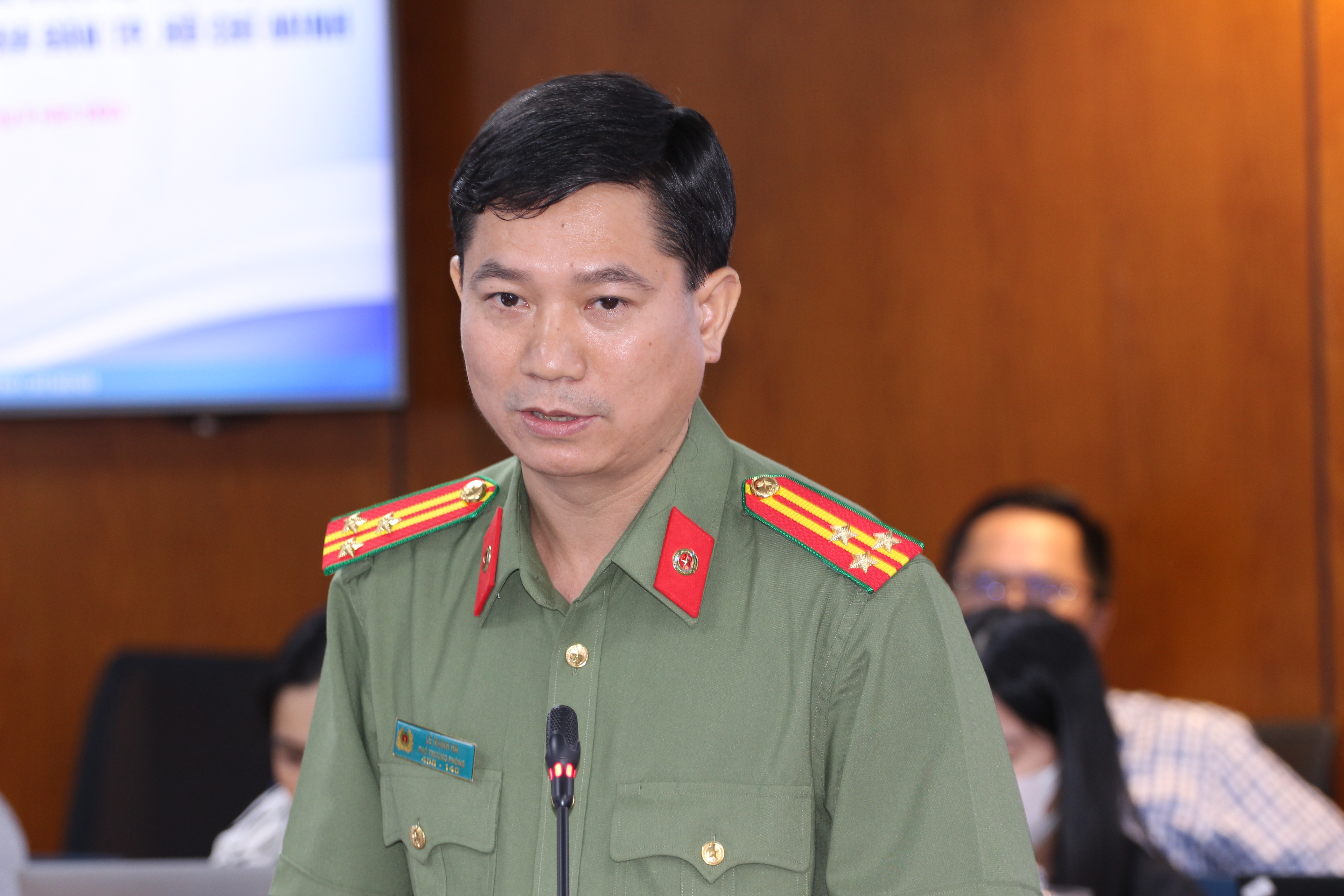 Thượng t&aacute; L&ecirc; Mạnh H&agrave;, Ph&oacute; ph&ograve;ng Tham mưu, C&ocirc;ng an TP.HCM ph&aacute;t biểu tại buổi họp chiều 14/9 - Ảnh: TN