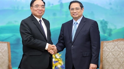 PM proposes Vietnam & Laos strengthen economic links