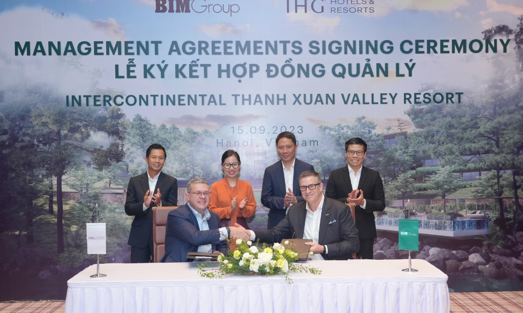 Ông Paul Cunningham (bên trái) đại diện IHG® Hotels & Resorts và ông Adam Riley (bên phải) đại diện BIM Group tại lễ ký kết. Thỏa thuận hợp tác được hoàn thành với sự tư vấn từ phía đối tác Ark Capital Partners.