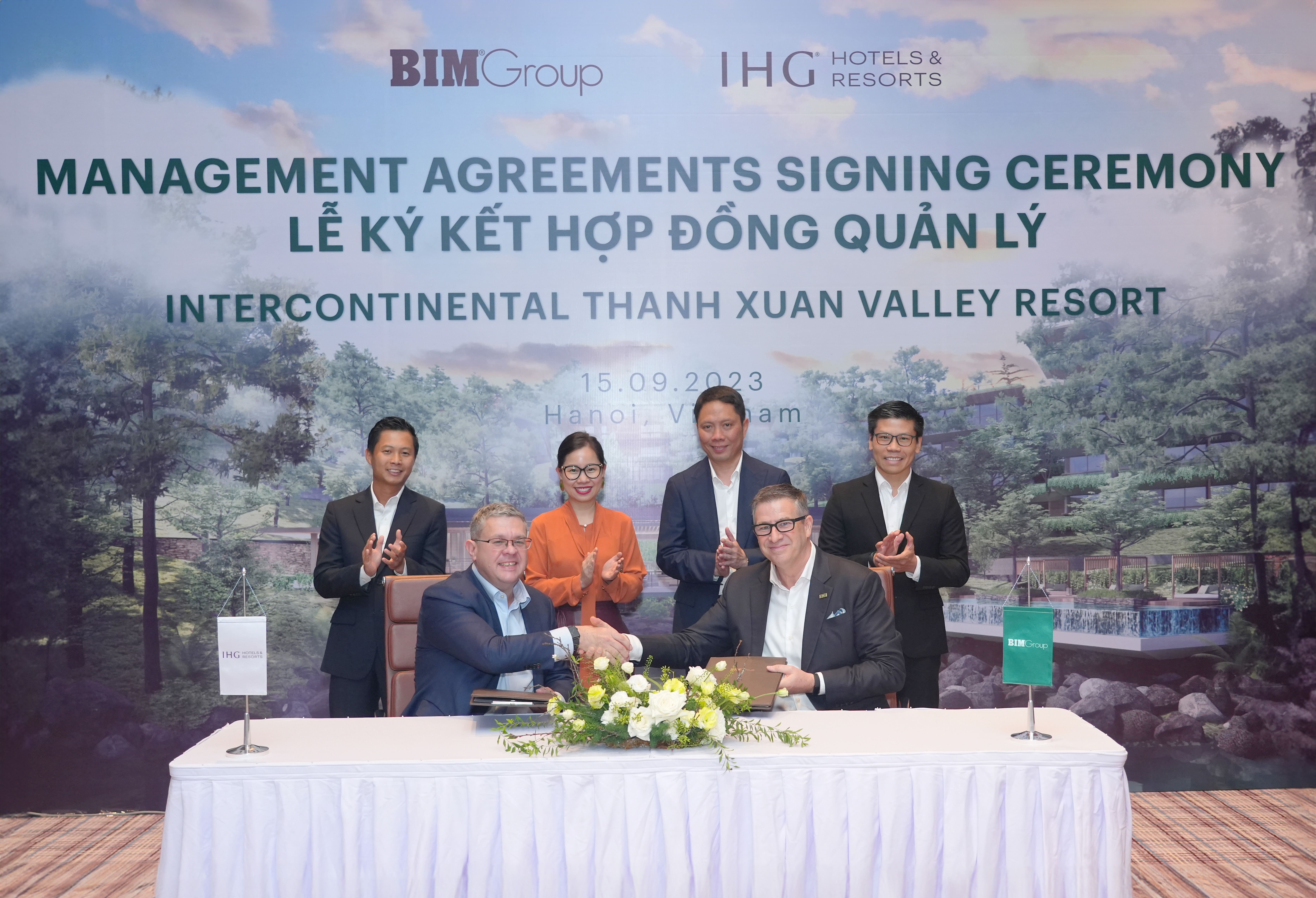 Ông Paul Cunningham (bên trái) đại diện IHG® Hotels & Resorts và ông Adam Riley (bên phải) đại diện BIM Group tại lễ ký kết. Thỏa thuận hợp tác được hoàn thành với sự tư vấn từ phía đối tác Ark Capital Partners.