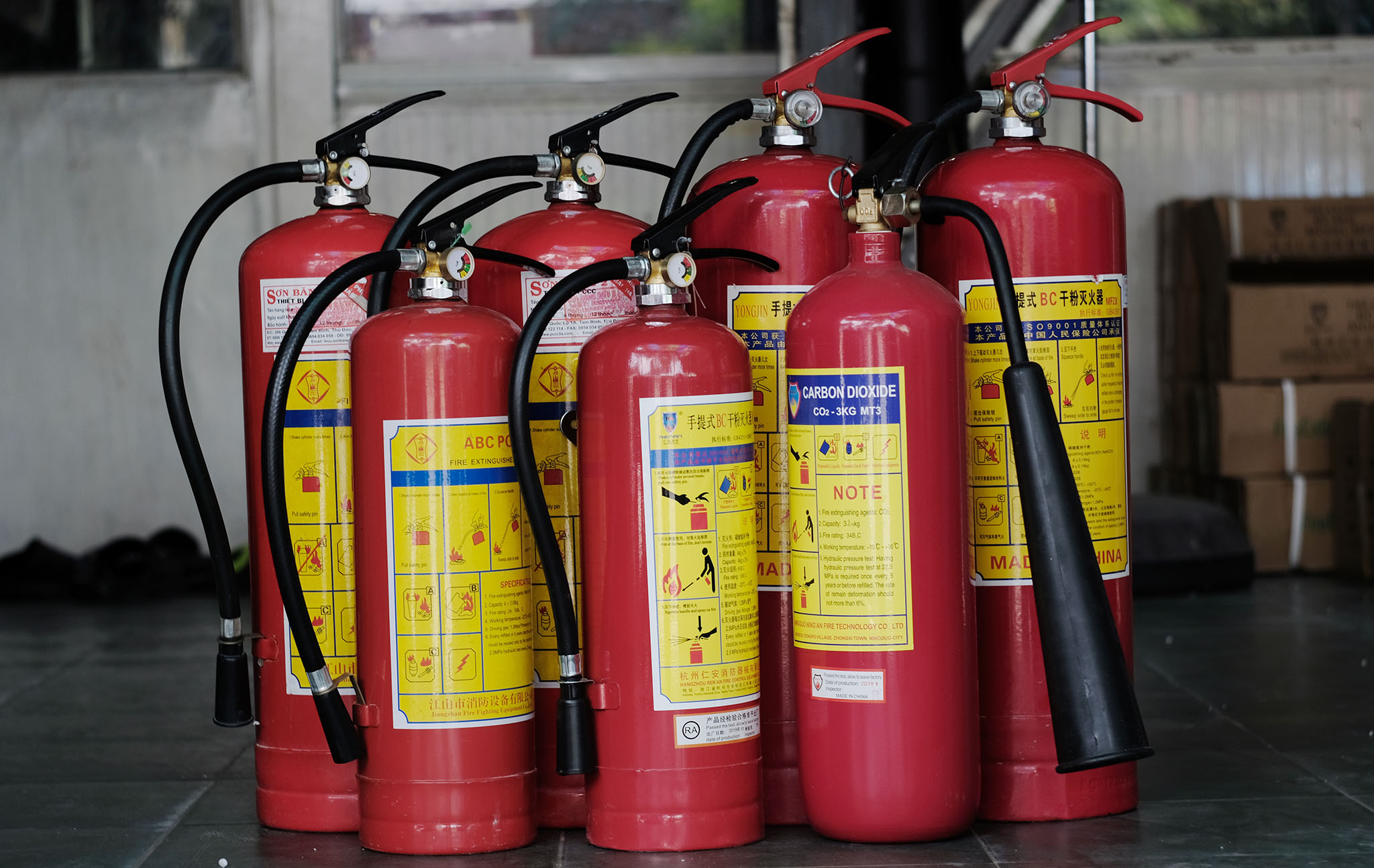 Thang d&acirc;y tho&aacute;t hiểm (tr&aacute;i), cuộn d&acirc;y tho&aacute;t hiểm thả chậm (phải) v&agrave; b&igrave;nh cứu hỏa.