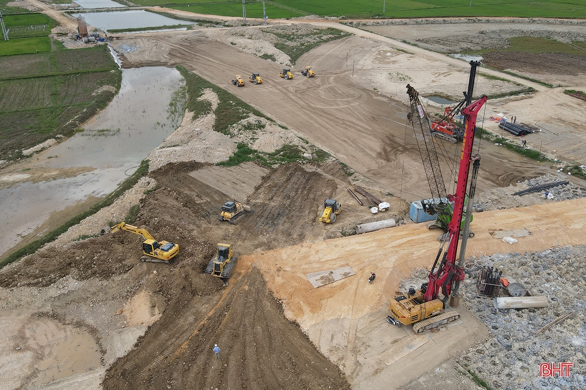 Các nhà thầu chưa huy động đủ tài chính, nhân lực, thiết bị, vật tư, vật liệu thi công để đáp ứng với kế hoạch, tiến độ thi công đề ra.