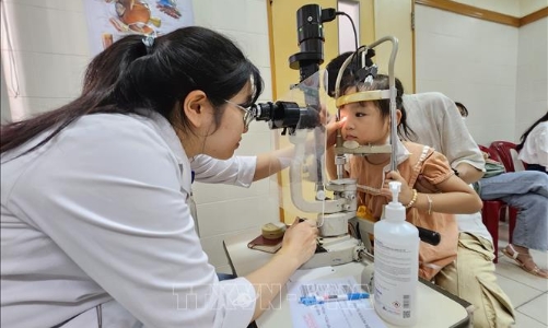 Bệnh đau mắt đỏ dễ thành dịch: Bộ Y tế khuyến cáo cách phòng chống 