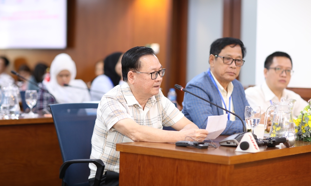 Nhà văn Nguyễn Nhật Ánh (ngoài cùng bên trái) lên án nạn sách giả, sách lậu.