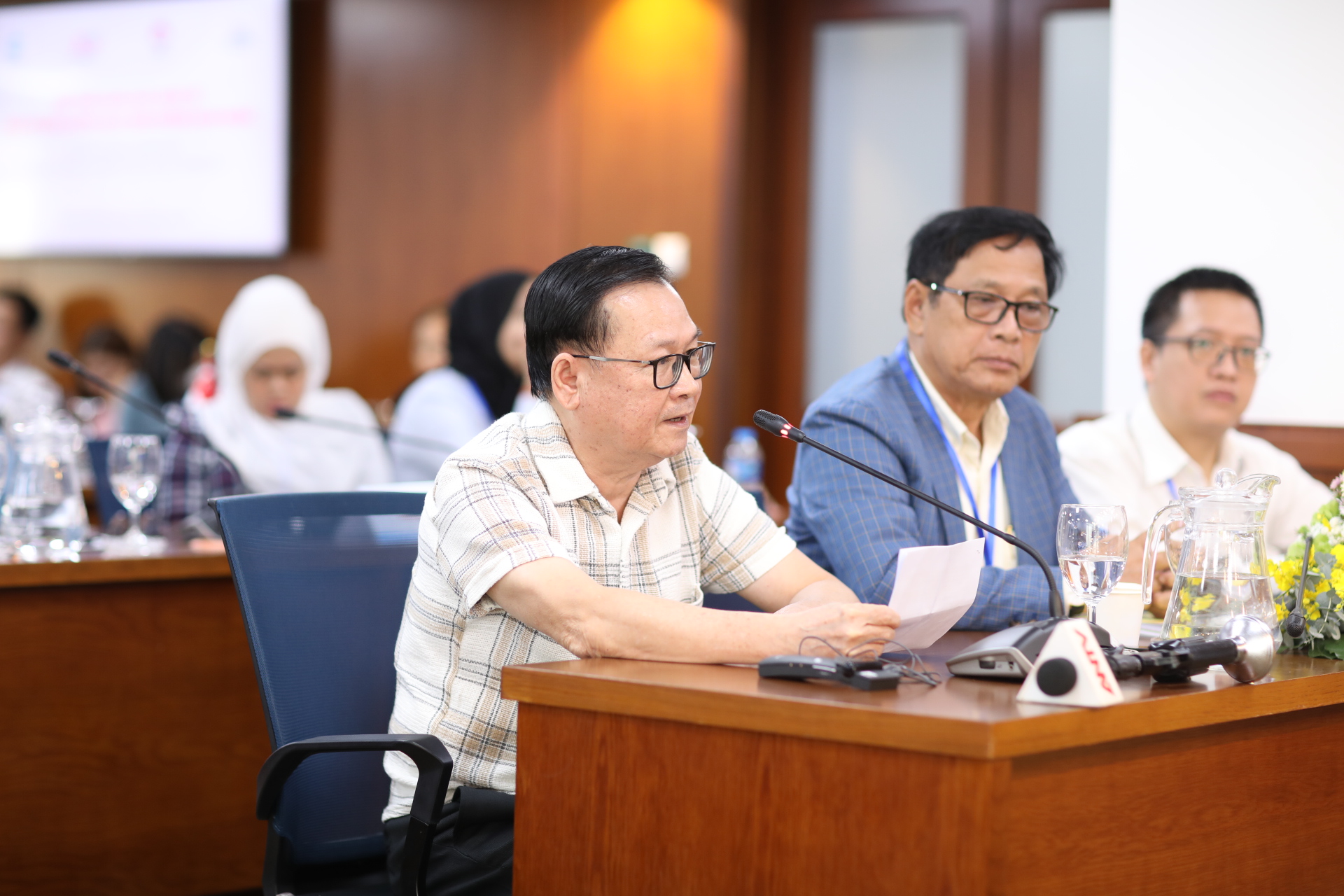 Nhà văn Nguyễn Nhật Ánh (ngoài cùng bên trái) lên án nạn sách giả, sách lậu.