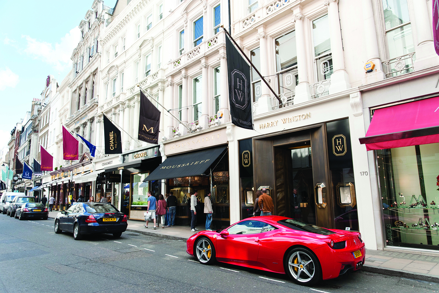 Phố New Bond của London là nơi hội tụ nhiều thương hiệu xa xỉ nổi tiếng.