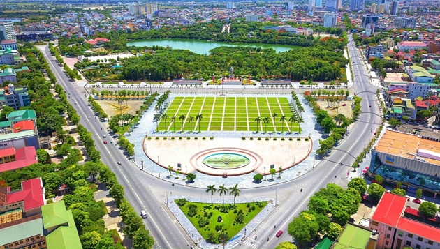 Quảng trường Hồ Chí Minh và Tượng đài Bác Hồ tại TP Vinh, tỉnh Nghệ An
