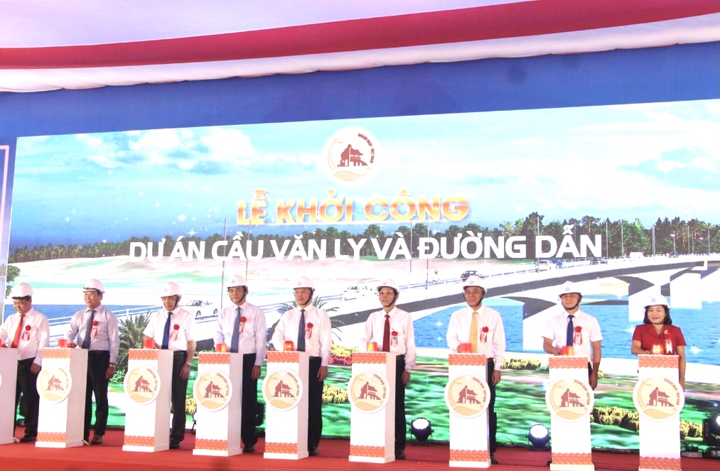 L&atilde;nh đạo tỉnh Quảng Nam v&agrave; nh&agrave; thầu thực hiện nghi thức khởi c&ocirc;ng cầu Văn Ly v&agrave; hệ thống đường dẫn.