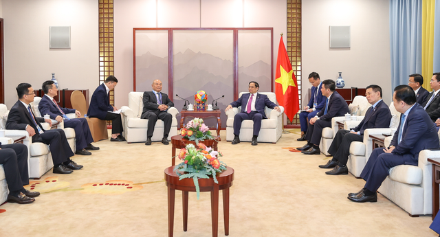Prime Minister Pham Minh Chinh and Chairman of the Executive Board of China Railway Chen Yun in Nanning on September 16. Photo: VGP