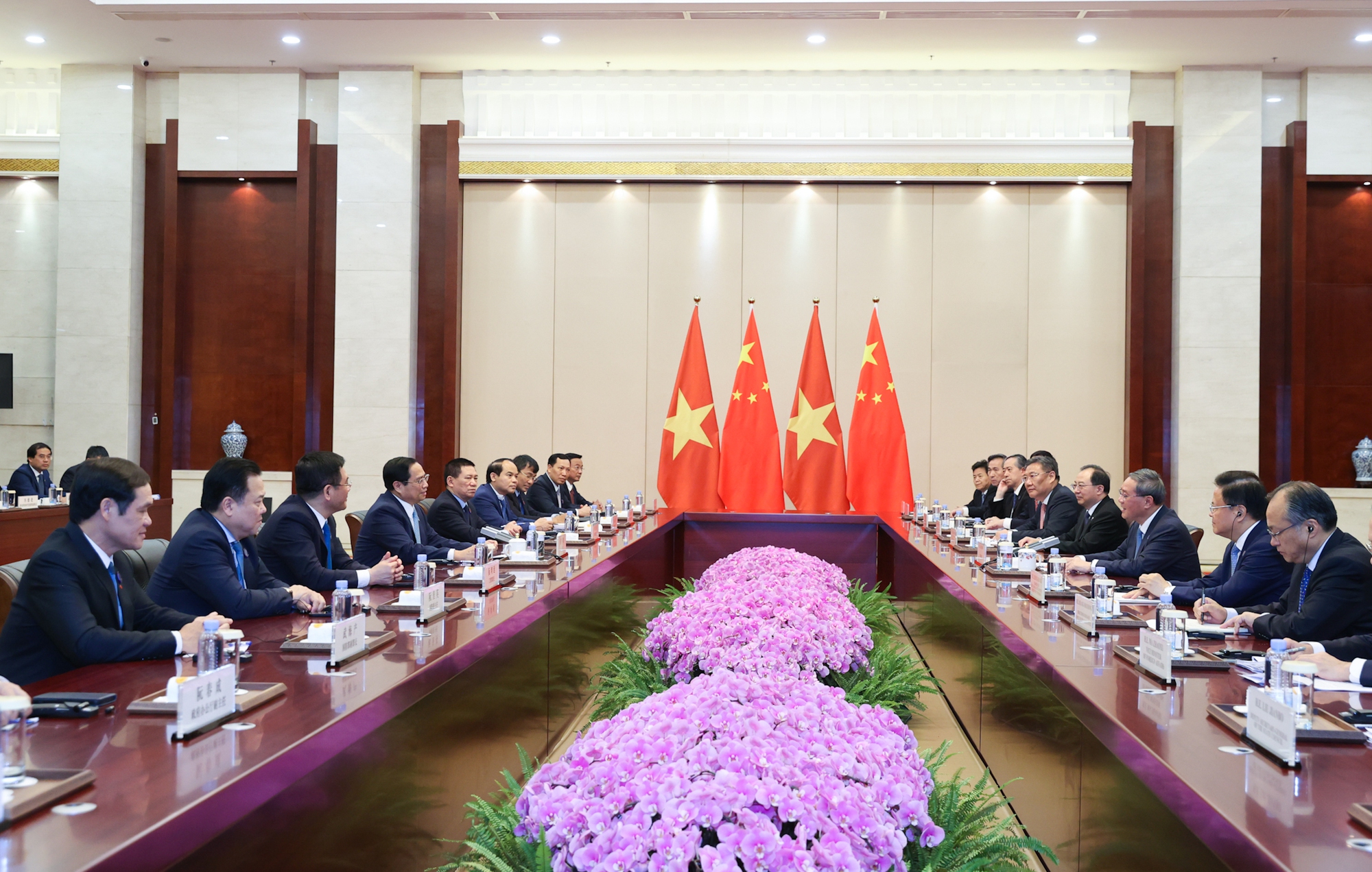 Thủ tướng Phạm Minh Chính hội đàm với Thủ tướng Lý Cường. Ảnh: VGP.