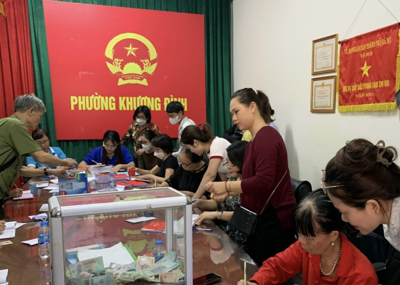 Hiệp hội Bảo hiểm Việt Nam trực tiếp trao số tiền 300 triệu đồngcho Mặt trận Tổ quốc phường Khương Đình.