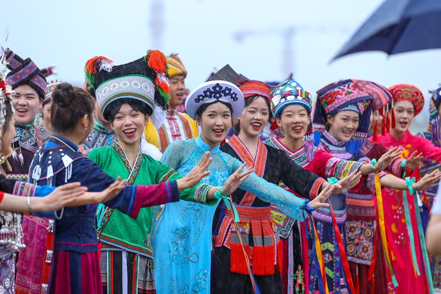 Nam nữ thanh niên Quảng Tây chào đón Thủ tướng Phạm Minh Chính và Đoàn đại biểu Việt Nam tới Nam Ninh - Ảnh: VGP/Nhật Bắc.