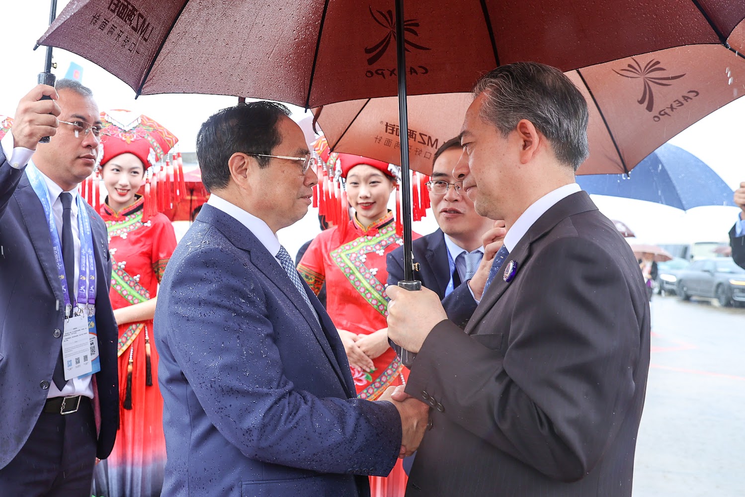 Đại sứ Trung Quốc tại Việt Nam Hùng Ba đón Thủ tướng Phạm Minh Chính và Đoàn đại biểu Việt Nam tại sân bay - Ảnh: VGP/Nhật Bắc.