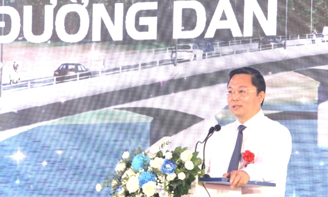 Chủ tịch UBND tỉnh Quảng Nam Lê Trí Thanh phát biểu tại Lễ khởi công cầu Văn Ly