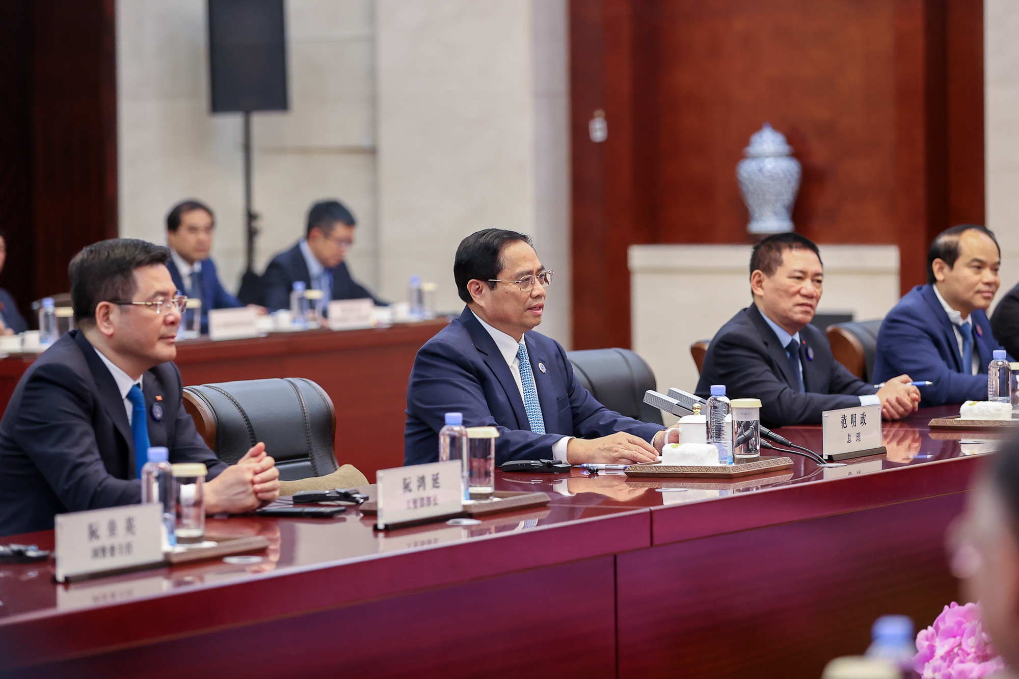 Thủ tướng Phạm Minh Chính" Hai bên cần phát huy ưu thế địa lý và sự bổ sung lẫn nhau để đẩy mạnh hợp tác thực chất trên các lĩnh vực phát triển cân bằng, bền vững". Ảnh: VGP.