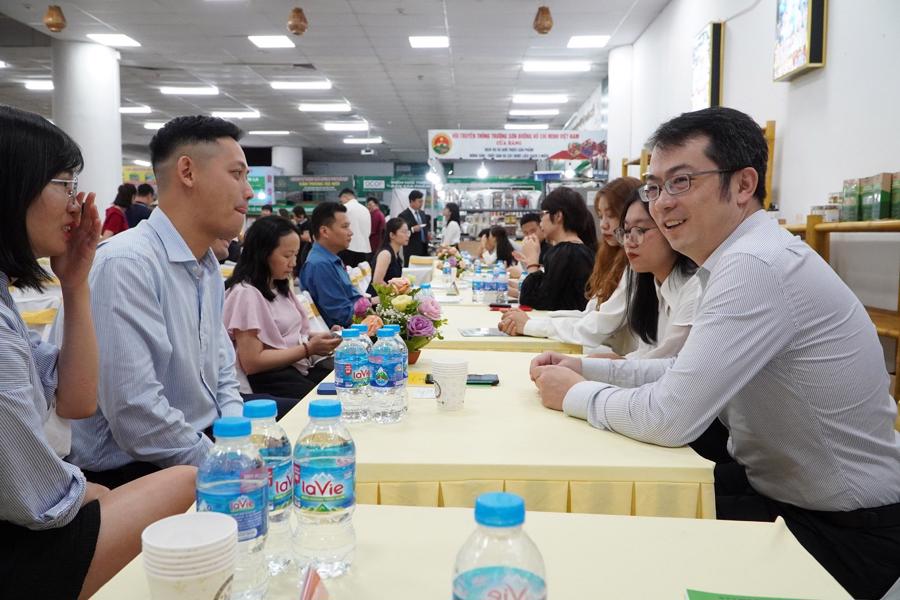 Domestic and foreign enterprises seek partnerships at the trade exchange. 