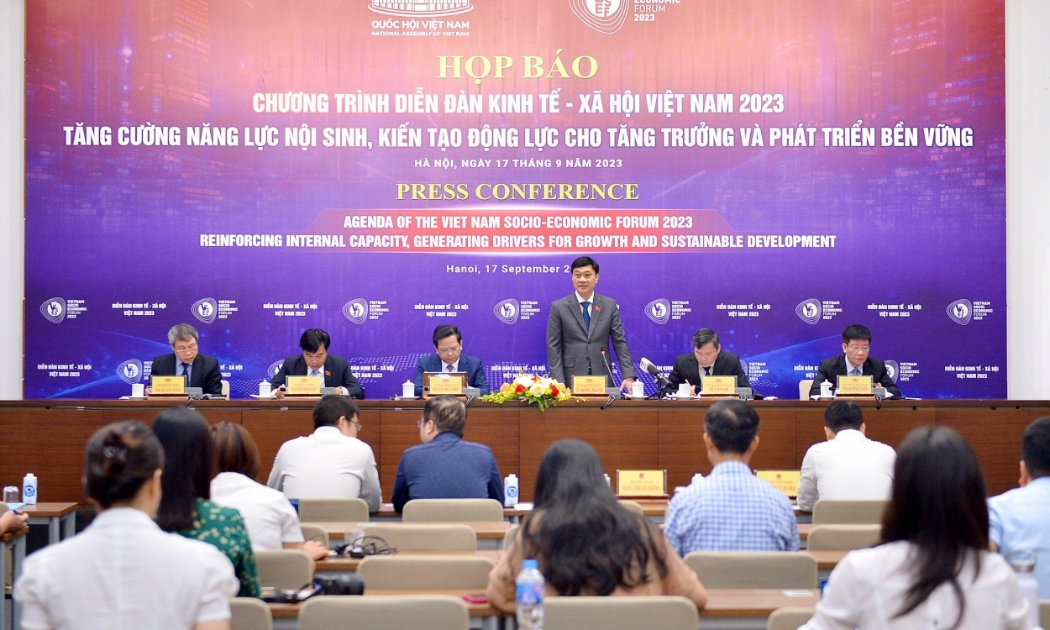 Chủ nhiệm Ủy ban Kinh tế Vũ Hồng Thanh đồng chủ trì buổi họp báo.
