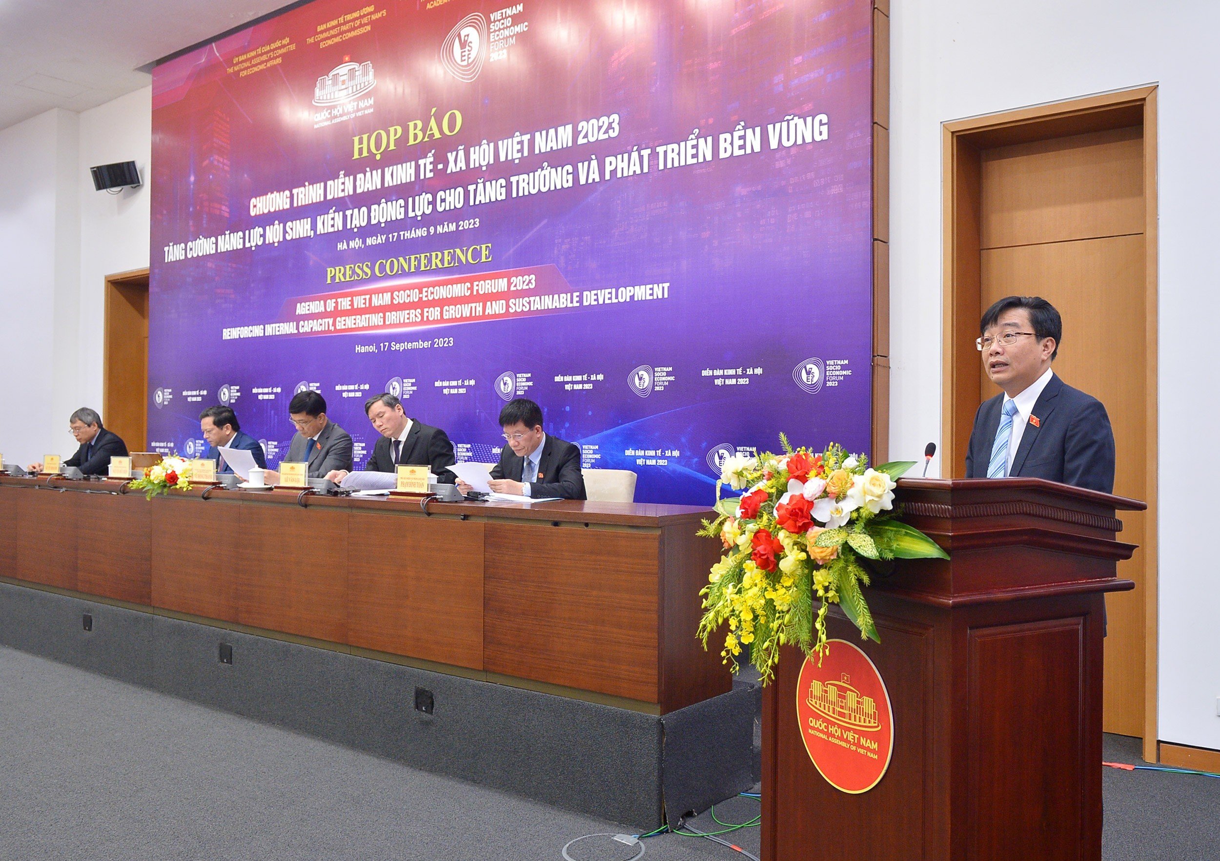 Phó Chủ nhiệm Ủy ban Kinh tế Nguyễn Minh Sơn thông tin về Chương trình Diễn đàn Kinh tế - Xã hội Việt Nam 2023.