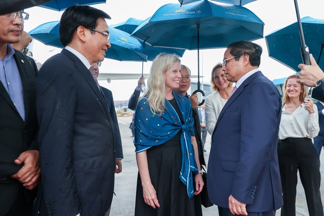 Phó Đại sứ Hoa Kỳ Melissa Anne Bishop; Tham tán Kinh tế Lynne B. Gadkowski, Đại sứ quán Hoa Kỳ tại Việt Nam tiễn Thủ tướng lên đường dự Phiên thảo luận chung cấp cao Khóa 78 Đại hội đồng Liên Hợp Quốc - Ảnh: VGP.