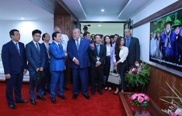 Đồng chí Manuel Marrero Cruz chia sẻ với Phó Thủ tướng Trần Hồng Hà về kỷ niệm chuyến thăm chính thức Việt Nam từ ngày 28/9-2/10/2022 - Ảnh: VGP.