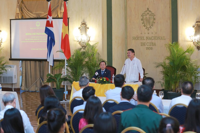 Đại sứ Việt Nam tại Cuba Lê Thanh Tùng báo cáo Phó Thủ tướng Trần Hồng Hà về những kết quả hoạt động nổi bật của Cơ quan đại diện và cộng đồng người Việt Nam tại Cuba - Ảnh: VGP.