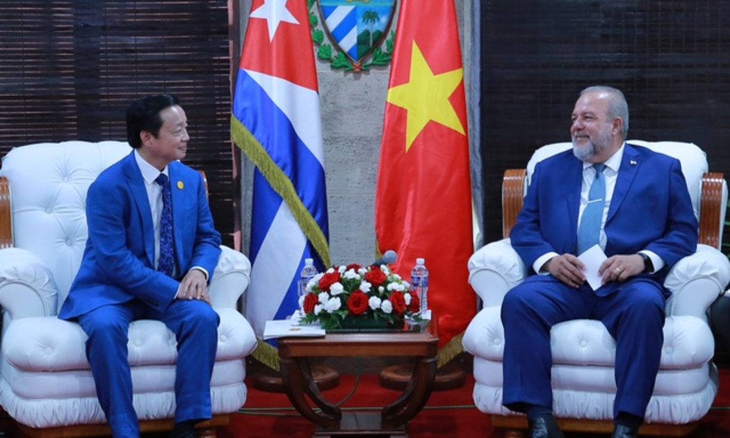 Đồng chí Manuel Marrero Cruz trao đổi với Phó Thủ tướng Trần Hồng Hà về các biện pháp đưa quan hệ hợp tác kinh tế - thương mại song phương chuyển sang giai đoạn mới - Ảnh: VGP.