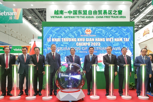 Thủ tướng và các đại biểu bấm nút khai trương khu gian hàng Việt Nam tại CAEXPO - Ảnh: VGP.