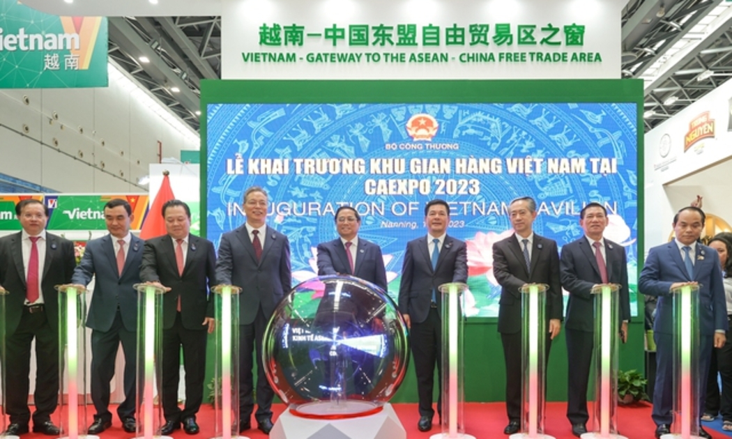 Thủ tướng và các đại biểu bấm nút khai trương khu gian hàng Việt Nam tại CAEXPO - Ảnh: VGP.